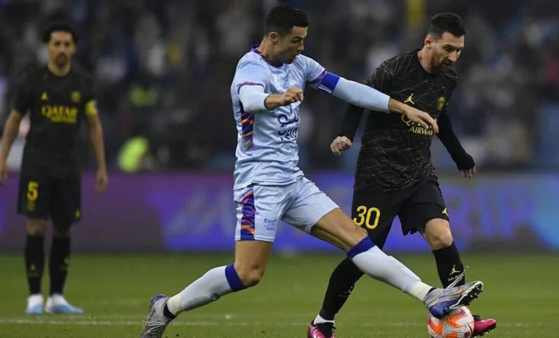 Cristiano Ronaldo trata de quitarle el balón a Messi en el Riyadh All Stars vs PSG. Foto: @AurelienMeunier2019