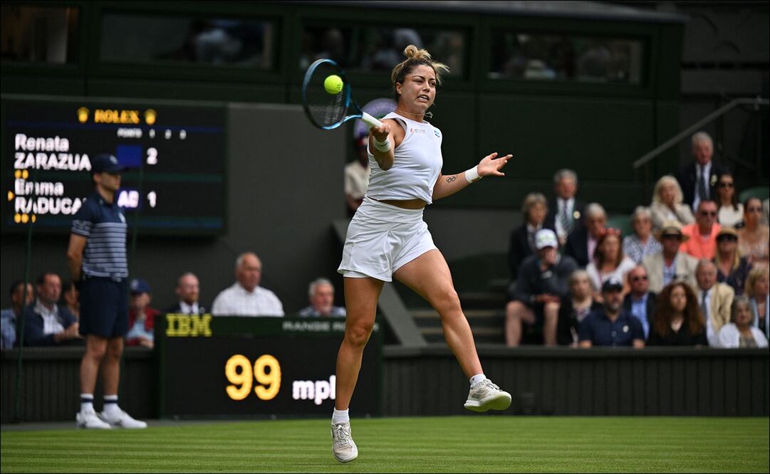 Renata Zarazúa, durante el duelo ante la britanica Emma Raducanu en el torneo de Wimbledon. FOTO: AFP
