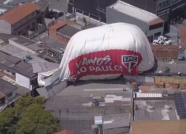 Así fue el momento del impacto de un dirigible del Sao Paulo, previo a un partido de Libertadores