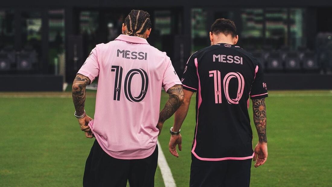 Messi sorprende a Maluma. Fuente: Instagram @leomessi