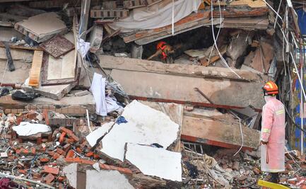 Hallan a persona viva en escombros de edificio que se derrumbó hace 3 días
