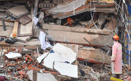 Hallan a persona viva en escombros de edificio que se derrumbó hace 3 días