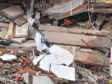 Hallan a persona viva en escombros de edificio que se derrumbó hace 3 días