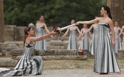 La llama olímpica inicia su camino a París 2024 tras ser encendida en Grecia