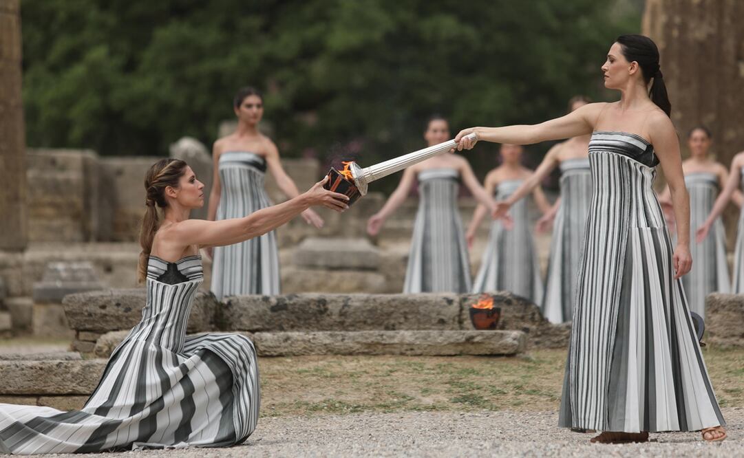 La llama olímpica inicia su camino a París 2024 tras ser encendida en Grecia FOTO: EFE