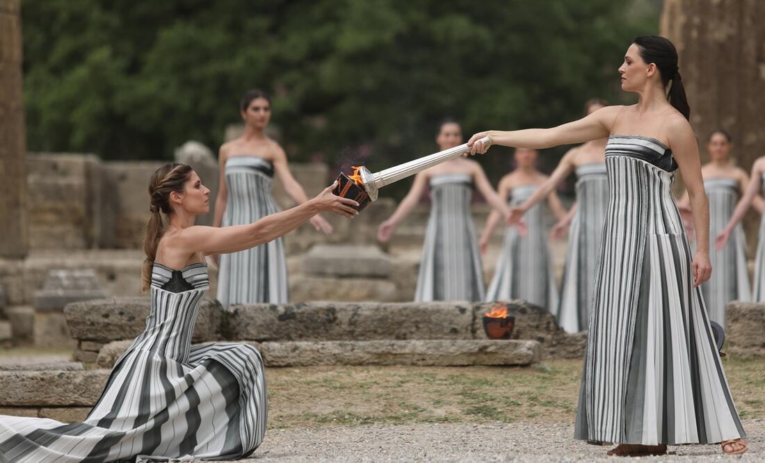 La llama olímpica inicia su camino a París 2024 tras ser encendida en Grecia FOTO: EFE