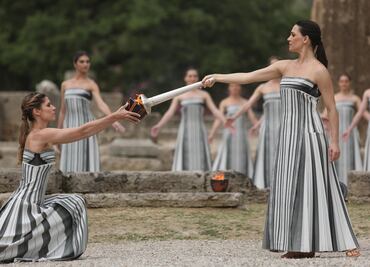 La llama olímpica inicia su camino a París 2024 tras ser encendida en Grecia