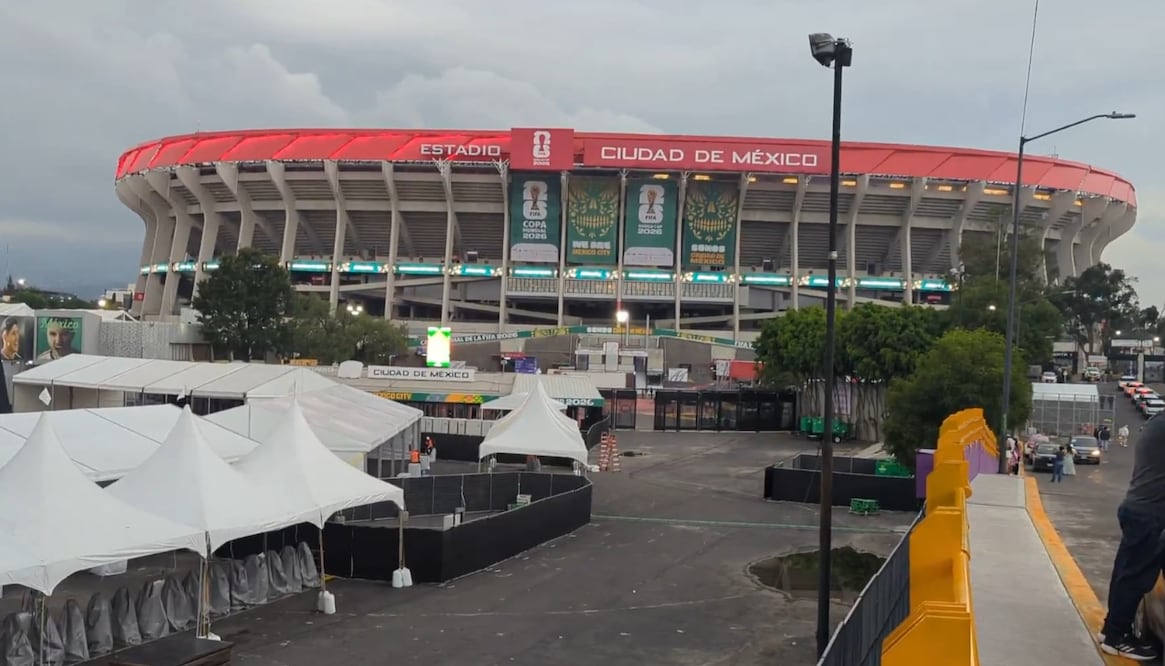 Vecinos del Estadio Ciudad de México ofrecen 'estacionamiento' para el Mundial. FOTO: @MXESTADIOS
