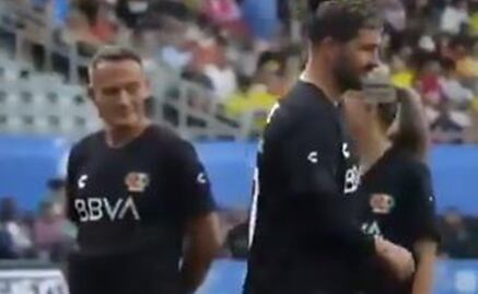 El incómodo momento que vivieron Gignac y el "Matador" Hernández; se negó a saludarlo