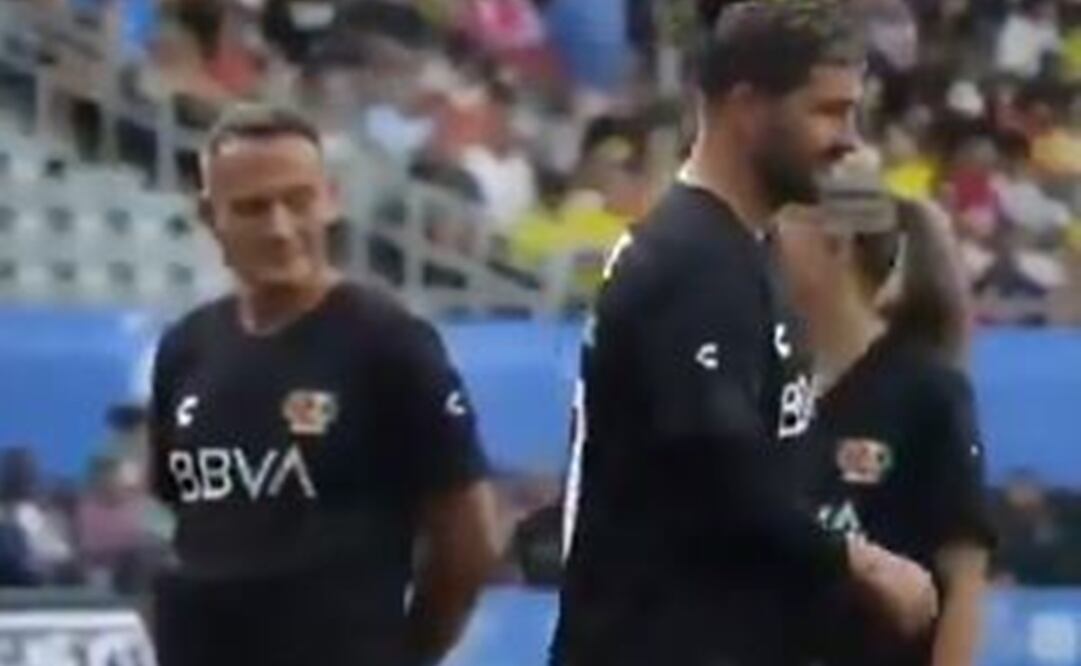 El momento en el que Gignac se negó a saludar a Luis Hernández - Foto: Captura de pantalla de TUDN