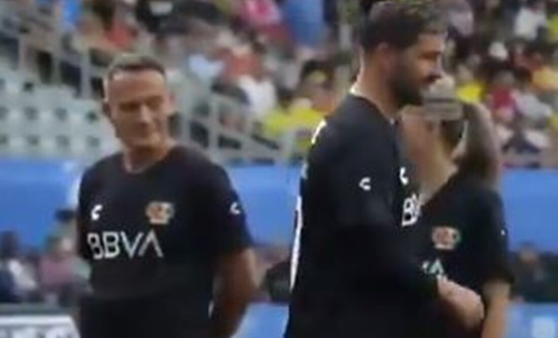 El momento en el que Gignac se negó a saludar a Luis Hernández - Foto: Captura de pantalla de TUDN