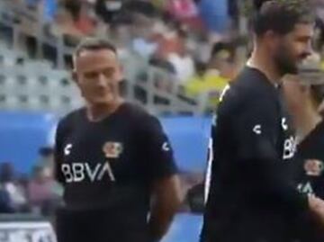 El incómodo momento que vivieron Gignac y el "Matador" Hernández; se negó a saludarlo