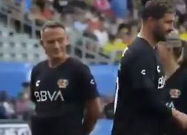 El incómodo momento que vivieron Gignac y el "Matador" Hernández; se negó a saludarlo