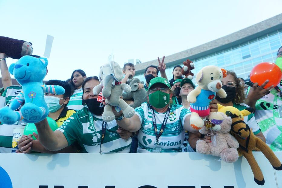 Seguidores del equipo lagunero presumen sus juguetes antes de lanzarlos hacia el terreno de juego, en 2022. FOTO: Imago7