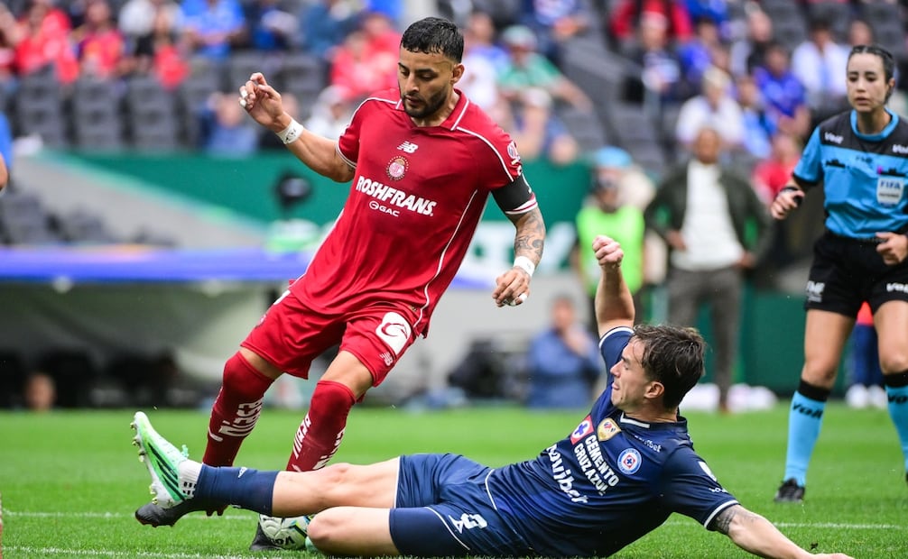 Vega en disputa por el balón junto con Palavecino / Foto: Imago7