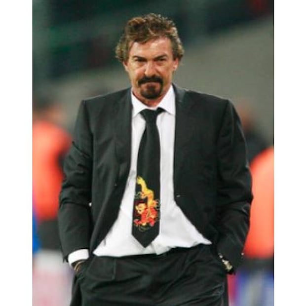 Ricardo La Volpe, ex técnico de la Selección Mexicana, porta una de sus corbatas de dragones. FOTO: Especial