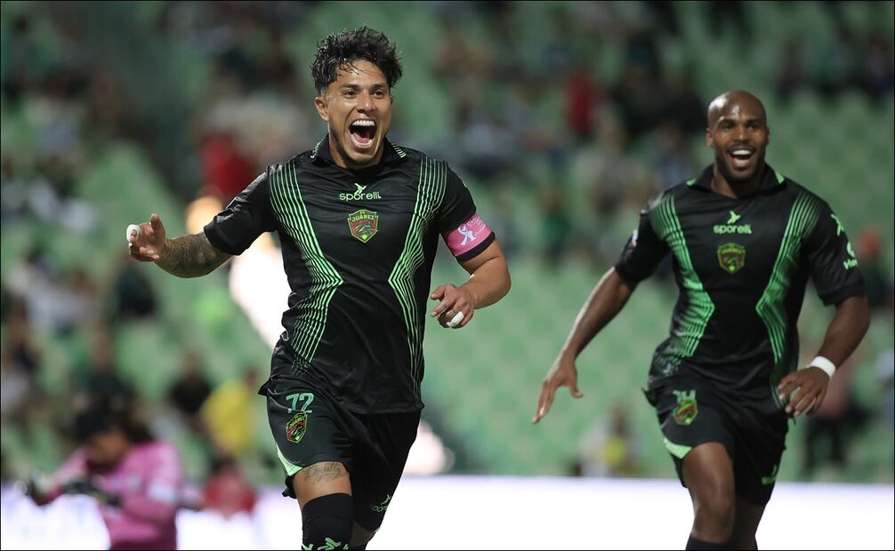 Carlos Salcedo celebra el segundo gol anotado por FC Juárez. FOTO: imago7