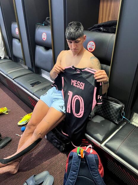 Alan Pulido sostiene la playera de Messi en el vestidor del Sporting KC. FOTO: Captura
