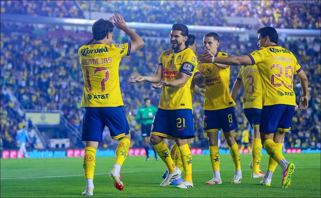 Jugadores del América celebran uno de los goles anotados al Pachuca en el Estadio Ciudad de los Deportes. FOTO: Imago7