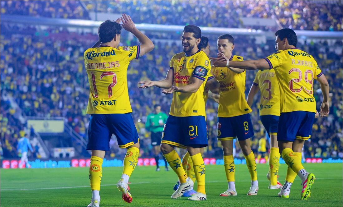 Jugadores del América celebran uno de los goles anotados al Pachuca en el Estadio Ciudad de los Deportes. FOTO: Imago7