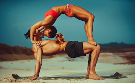 Los beneficios de hacer yoga en tu vida íntima en pareja