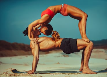 Los beneficios de hacer yoga en tu vida íntima en pareja