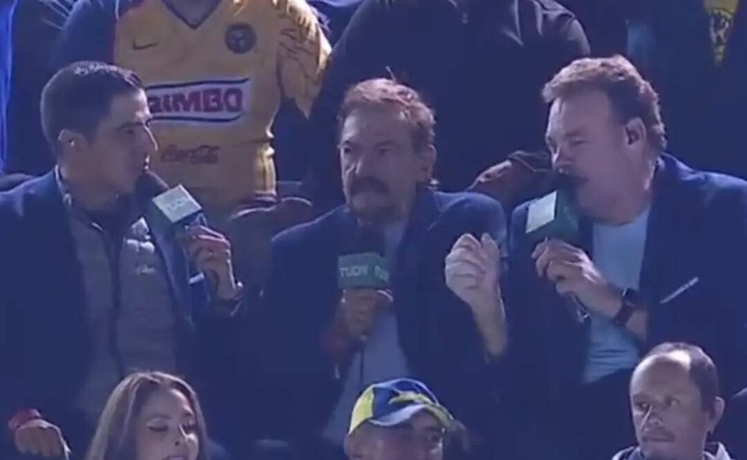 Las personas que estaban alrededor de David Faitelson, Andrés Vaca y David Faitelson no eran aficionados, sino trabajadores de Televisa. Foto: Especial