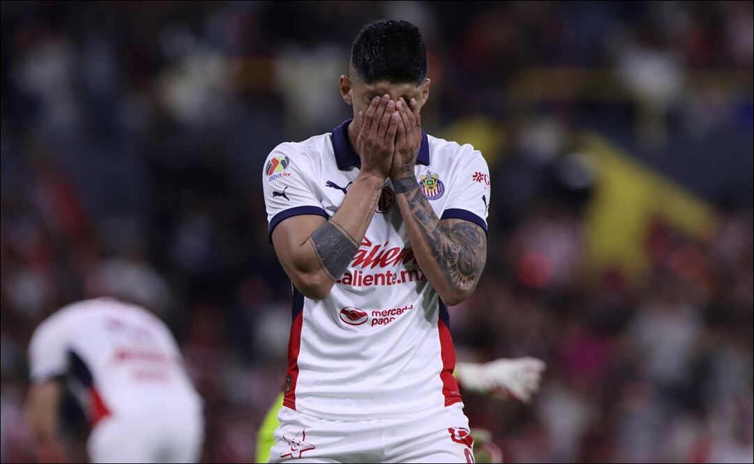Alan Pulido se lamenta tras fallar un gol en el partido ante el Atlas. FOTO: Imago7