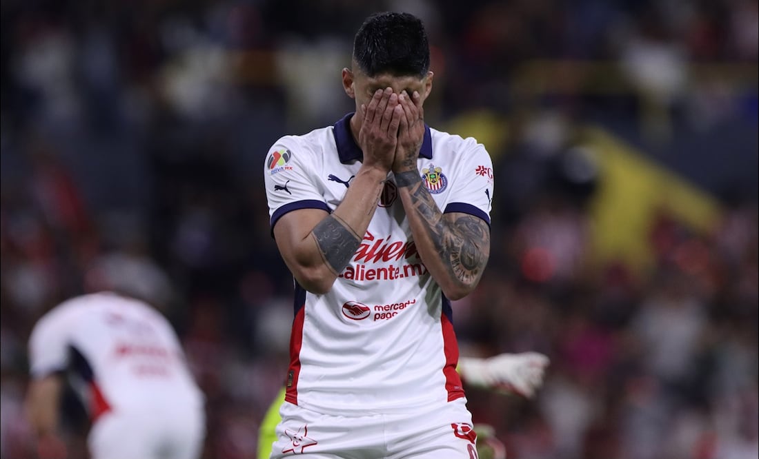 Alan Pulido se lamenta tras fallar un gol en el partido ante el Atlas. FOTO: Imago7