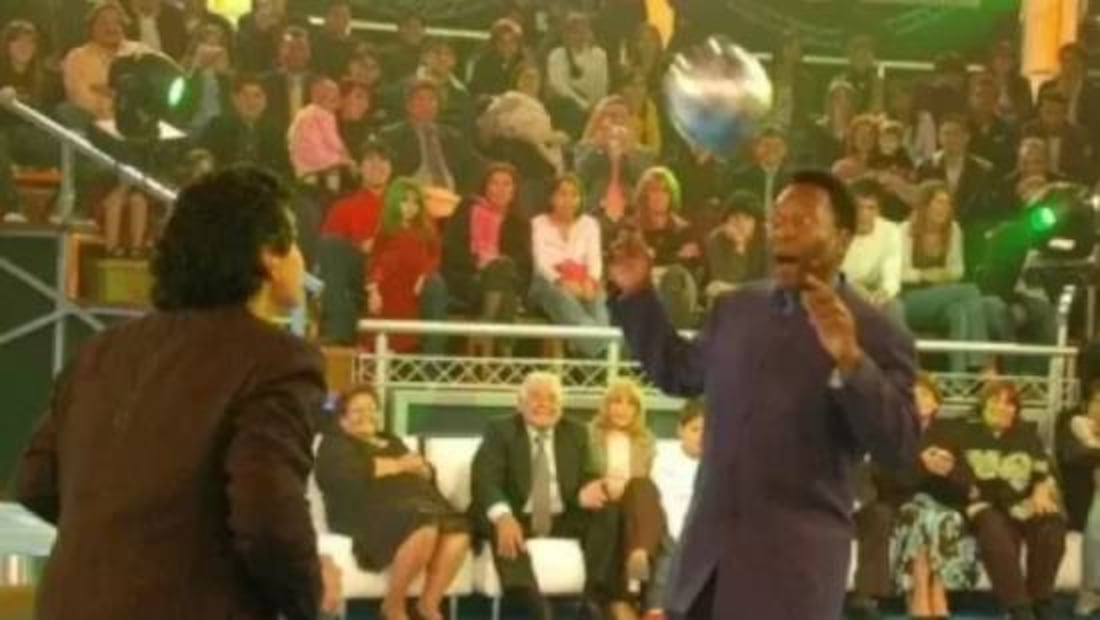 Pelé y Maradona dominan el balón en el programa de 'La Noche del 10'. Foto: Especial