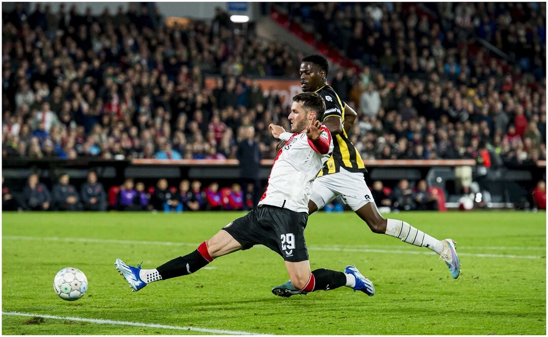 Santi Giménez anotando su gol ante Vitesse / FOTO: EFE