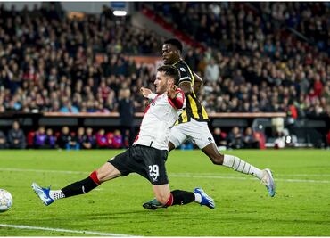 Santiago Giménez impulsa al Feyenoord a una nueva victoria ante el Vitesse