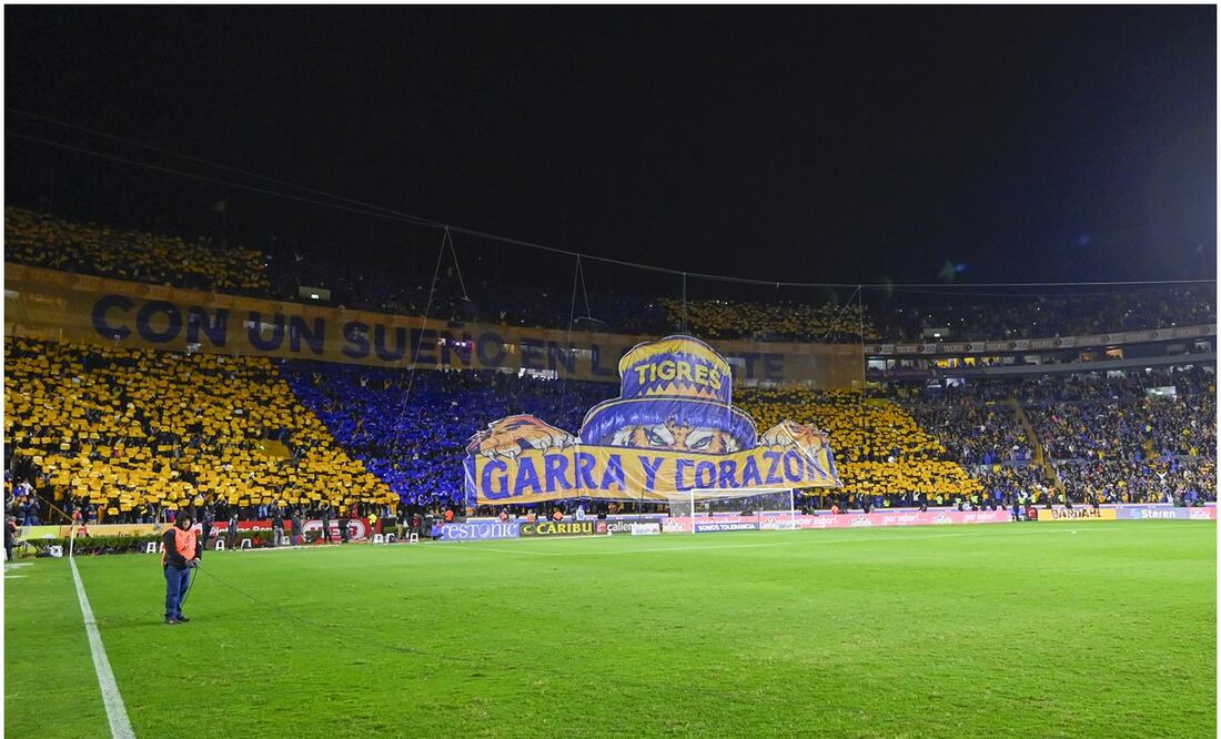 La afición de Tigres se lució con un tifo en el Volcán - Imago7