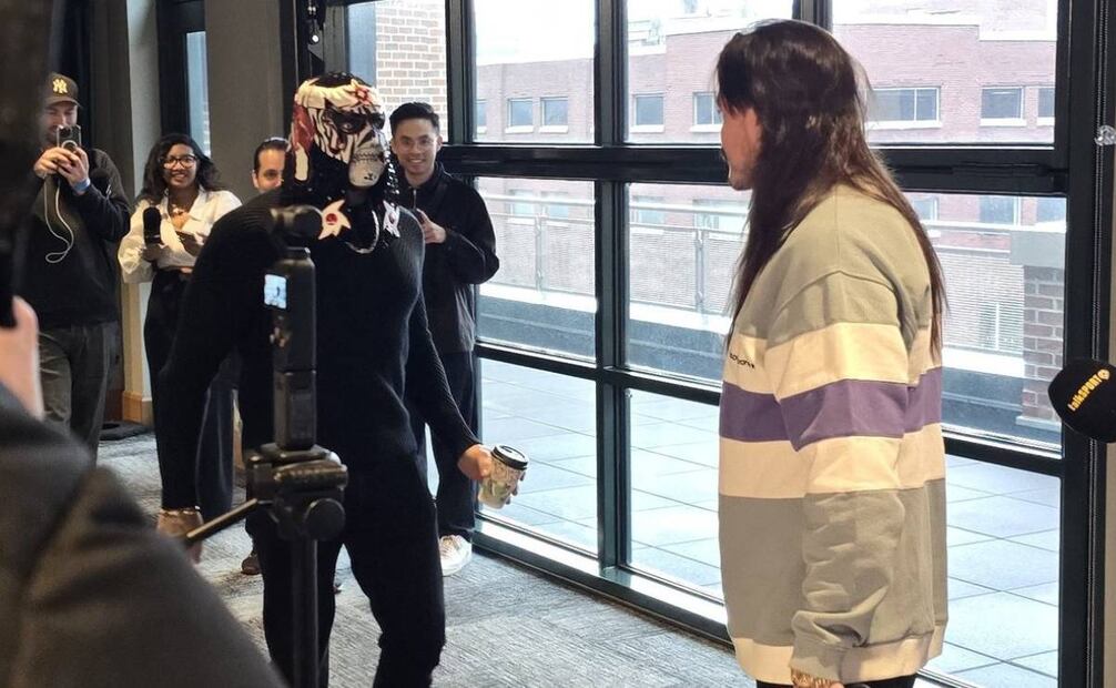 Penta Zero Miedo y Dominik Mysterio se confrontaron en el día de medios previo a Royal Rumble de la WWE. Foto: Especial