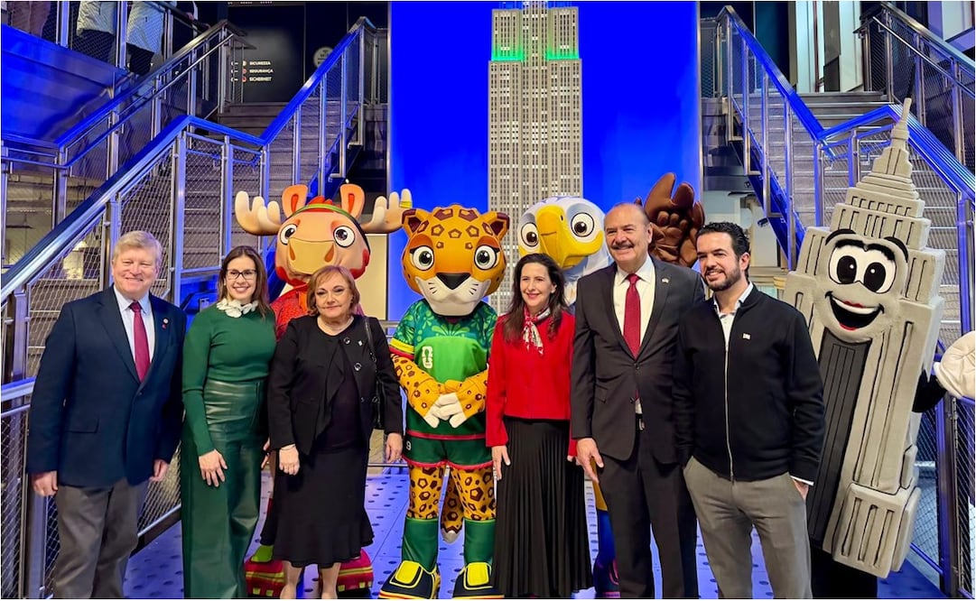 FOTO: FMF - La torre del edificio se iluminó rotando con los colores de las banderas de los tres países anfitriones