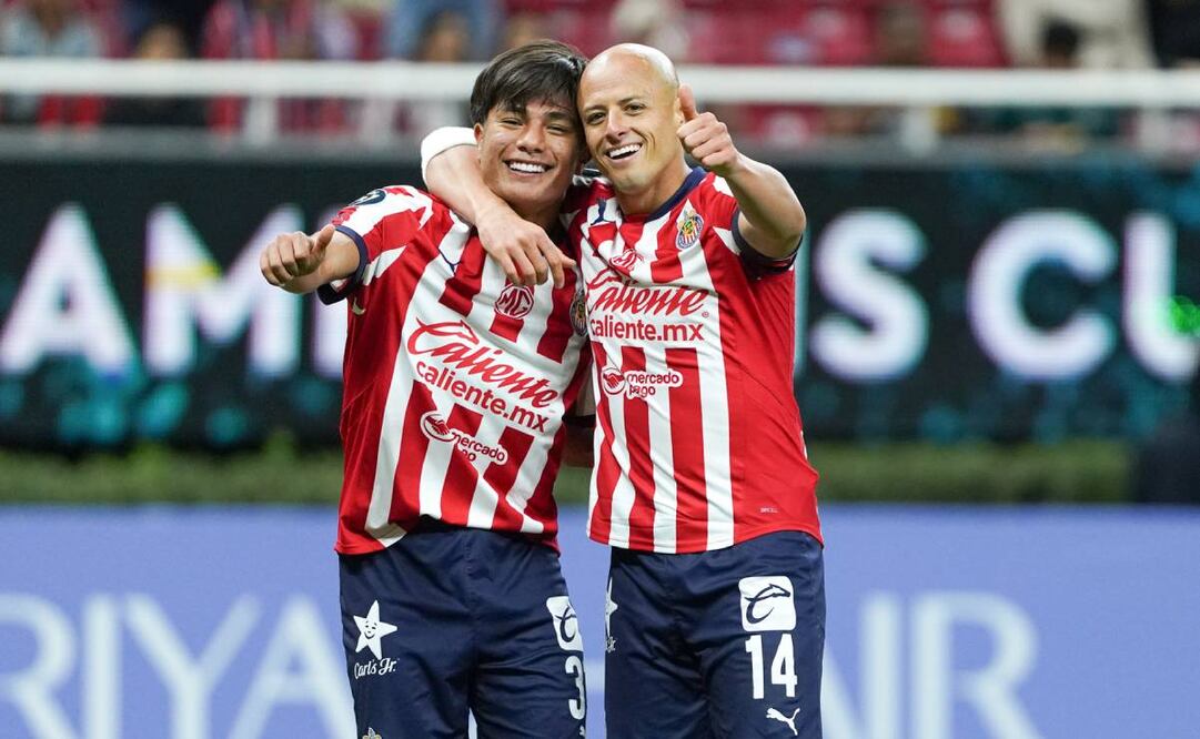 Chicharito Hernández y Yael Padilla festejan el segundo gol de Chivas ante el Cibao. Foto: Imago7