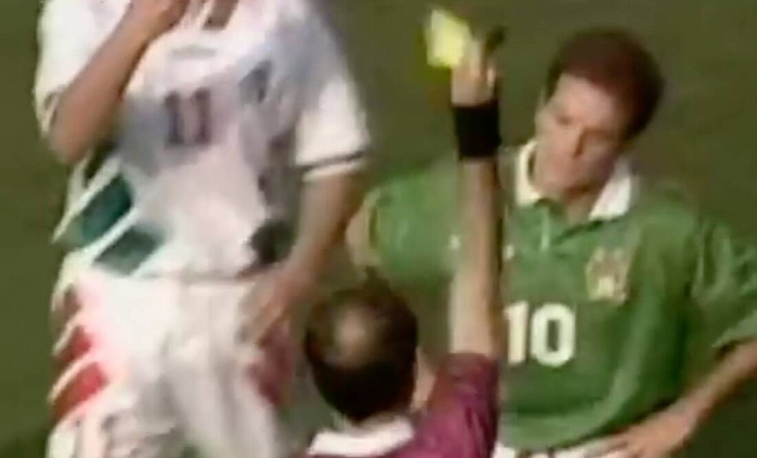 Luis García sabía que sería expulsado tras la falta que le significó su segunda amarilla ante Bulgaria. Foto: Especial