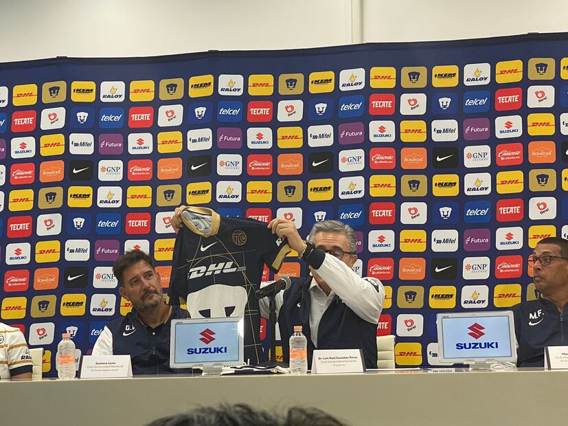 El presidente Luis Raúl González presentó la nueva camiseta con la que Pumas jugará lo que resta de temporada. FOTO: Nicolás Schiller Solti