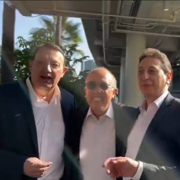 Enrique Burak, Antonio de Valdés y Pepe Segarra no pudieron esconder la alegría de volverse a encontrar previo a una Serie Mundial. Foto: Especial