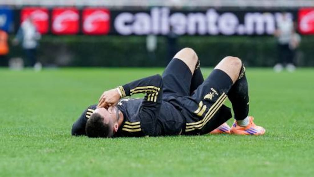 Santiago Giménez se lamenta en el césped durante un partido de la Selección Mexicana. Foto: Imago7