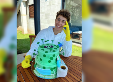El influencer y actor Juanpa Zurita festeja con pastel de coronavirus