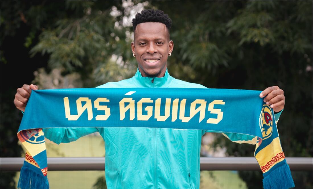 Cristian Borja presume una bufanda de las Águilas. FOTO: @ClubAmerica