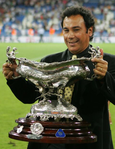 Hugo Sánchez posa con el Trofeo Santiago Bernabéu. FOTO: Especial