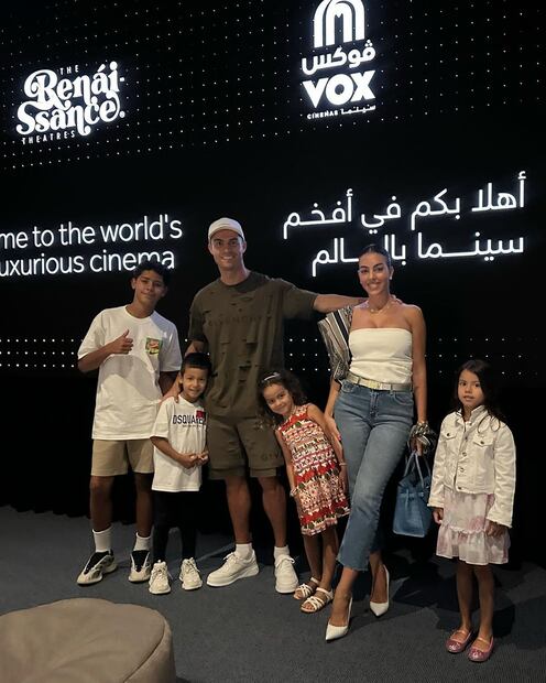 Cristiano Ronaldo y su extensa familia. Fuente: Instagram @georginagio