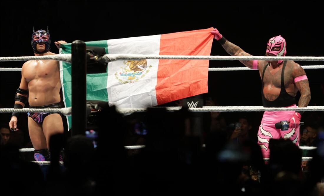 Dragon Lee y Rey Mysterio sostienen la bandera mexicana en la función de la WWE. FOTO: Carlos Mejía