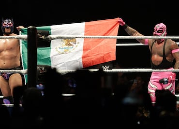 Rey Mysterio y Dragon Lee alcanzan la gloria en el Supershow de la WWE en la Ciudad de México