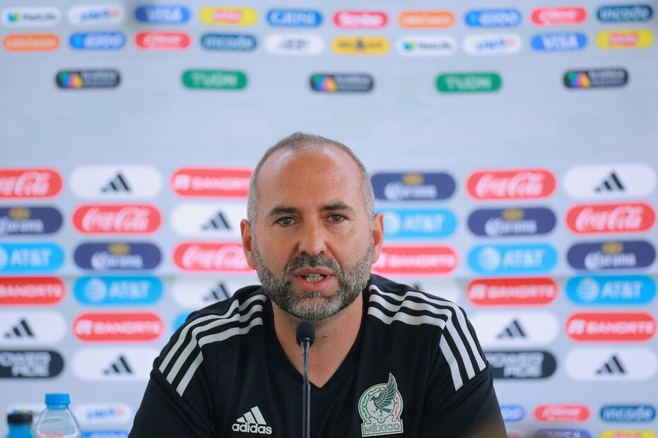 Pedro López, director técnico de la Selección Nacional de México Femenil, en conferencia de prensa - Foto: Imago7