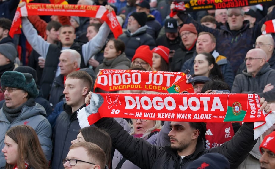 Diogo Jota es homenajeado por aficionados del Liverpool y Wolverhampton / Foto: AP