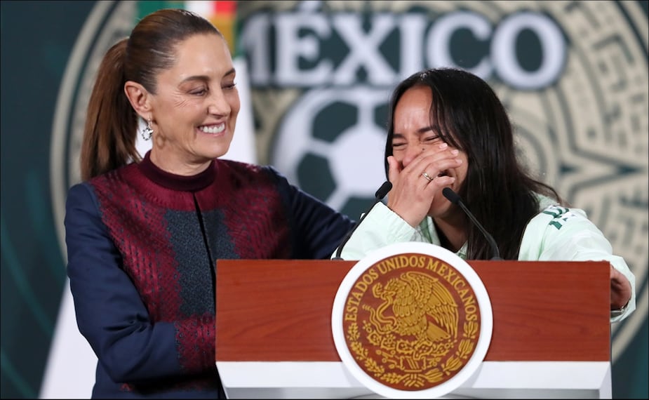 Claudia Sheinbaum abraza a Charlyn Corral tras su discurso en la matutina. FOTO: EFE