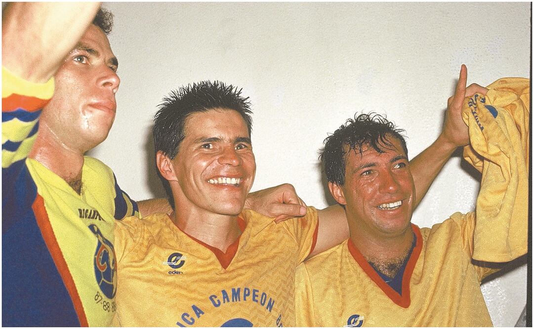 Alfredo Tena y jugadores del América campeones 1987-1988 / FOTO: El Universal